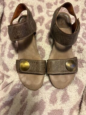Taos Wedge Velcro Strap Sandals Size 39 used